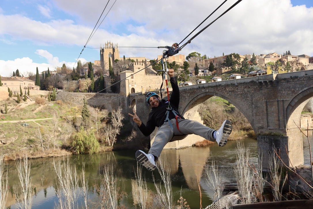 Abraham en tirolina en Toledo, España